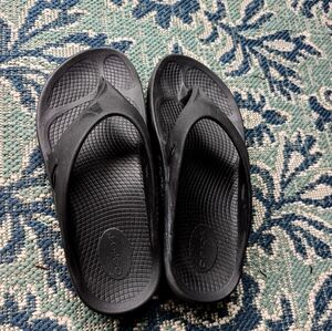 OOFOS Black Sandals with Textured Footbed and Thong Straps